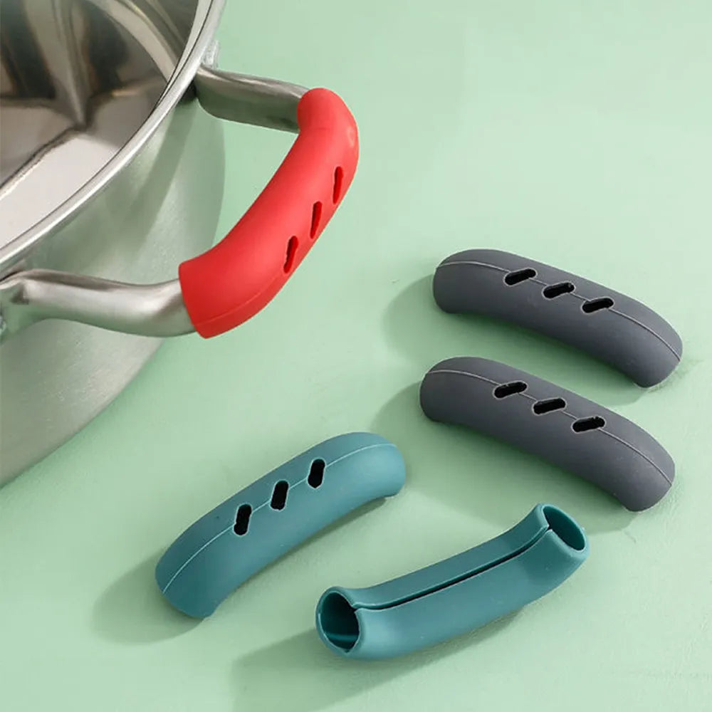 Hot Potato's Best Friend: 2 Silly Silicone Hand-Huggers for Your Sizzling Pans!
