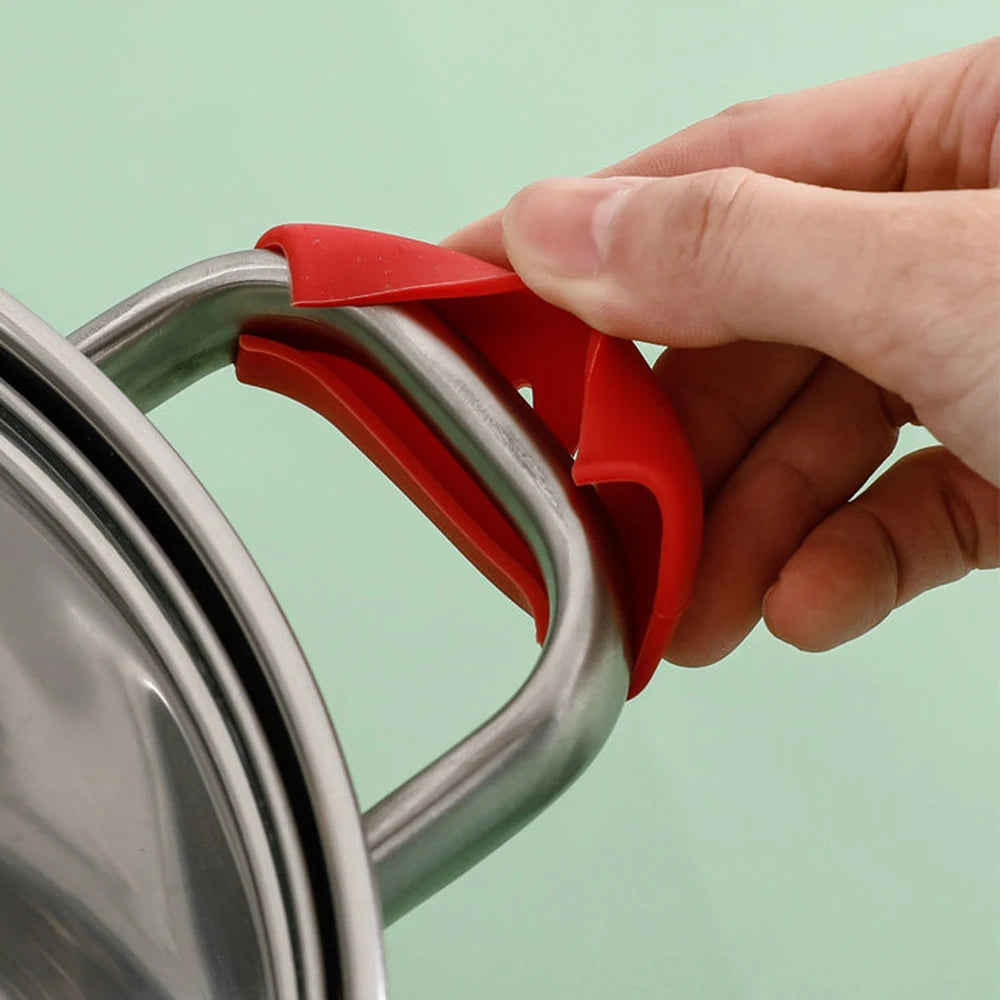 Hot Potato's Best Friend: 2 Silly Silicone Hand-Huggers for Your Sizzling Pans!