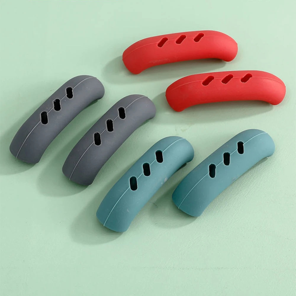 Hot Potato's Best Friend: 2 Silly Silicone Hand-Huggers for Your Sizzling Pans!